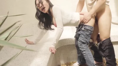 大奶美女吃鸡啪啪在室外扒下牛仔裤撅着屁屁无套后入