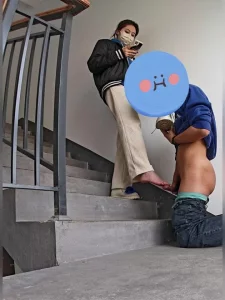 约御姐气质大学妹子楼梯间闻鞋足交射脚！太刺激了精液喷好远！